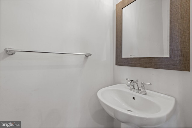 bathroom featuring sink