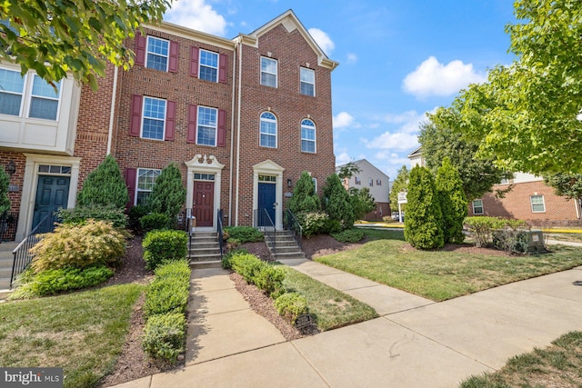 multi unit property featuring a front yard