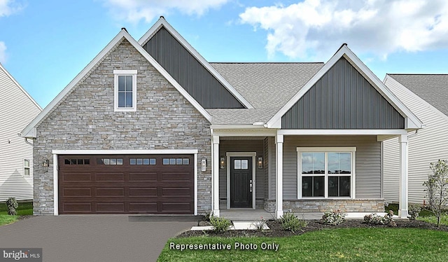 craftsman-style house featuring a front lawn and a porch