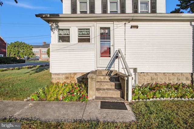 entrance to property with a yard