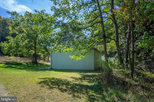 view of yard with an outdoor structure