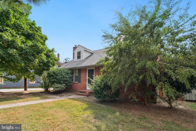 view of front of home featuring a front yard