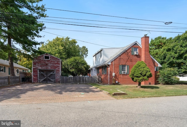 view of front of house featuring a front lawn