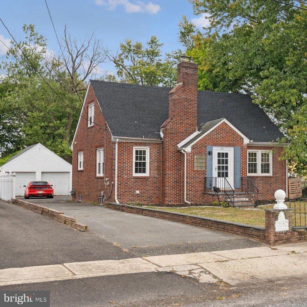 view of front of home featuring a front yard and a garage