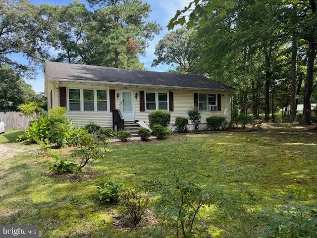 view of front facade featuring a front yard