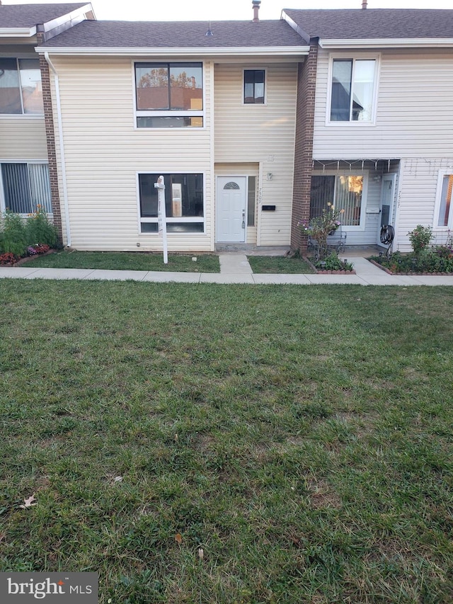 view of front of property with a front lawn