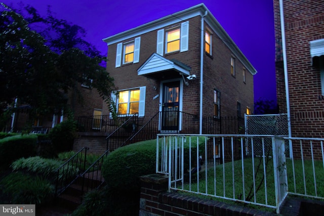 view of front facade with a lawn