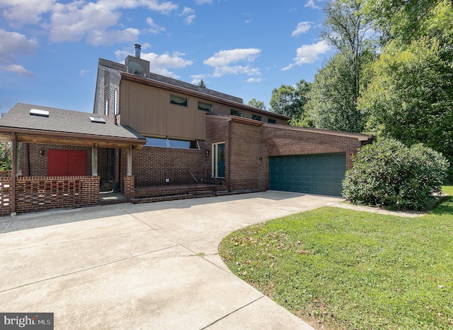 view of front facade featuring a porch, a garage, and a front yard