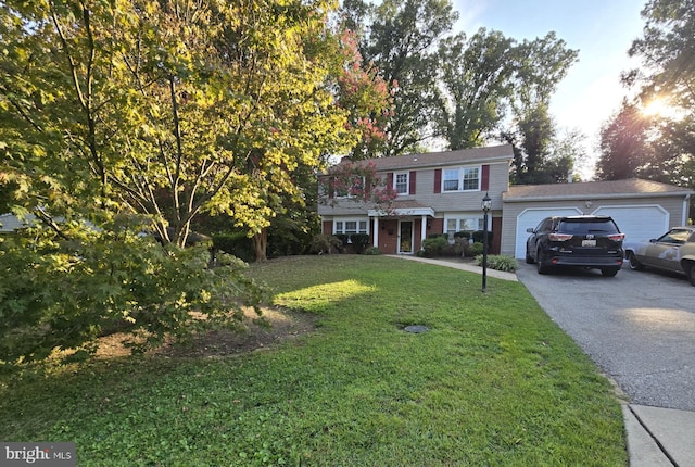 view of front of property featuring a front yard and a garage