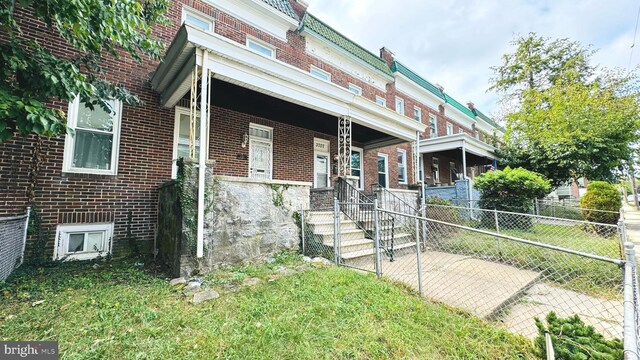 view of front of house with a front lawn and covered porch