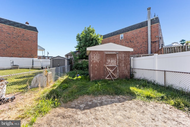 view of yard with a storage unit