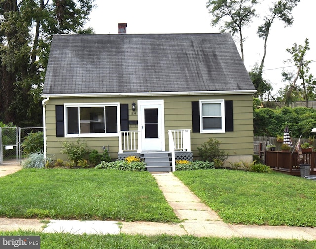 view of front of property featuring a front yard