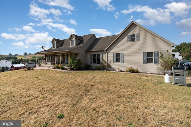 view of front of property featuring a front yard