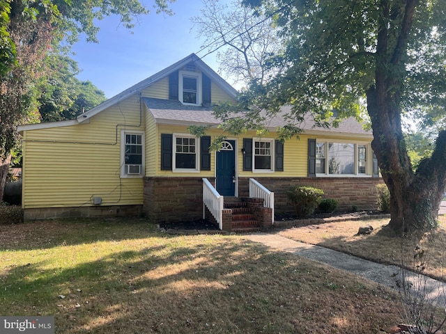 bungalow featuring a front lawn