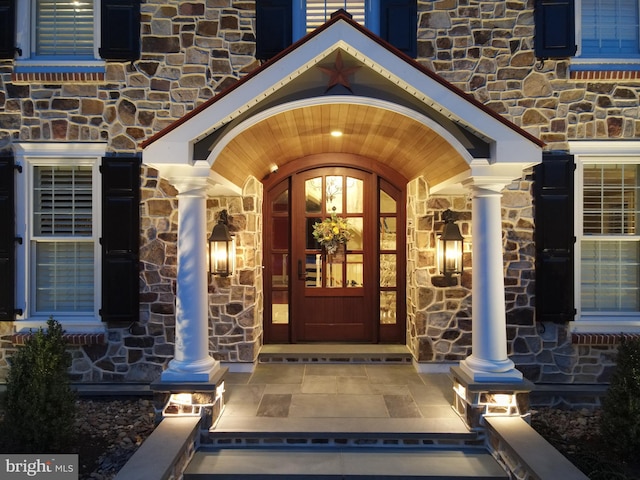 entrance to property featuring covered porch