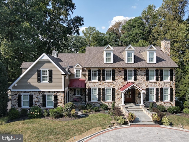 view of front of house with a front lawn