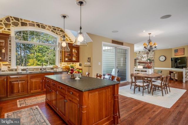 kitchen with sink, a chandelier, dark hardwood / wood-style floors, and a kitchen island