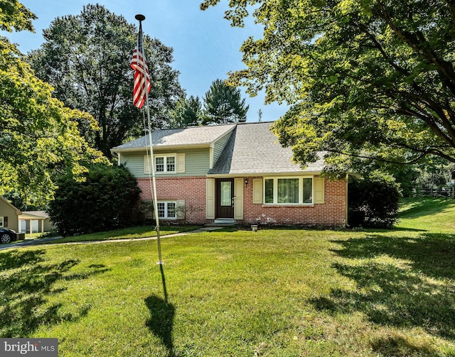 view of front of home with a front lawn