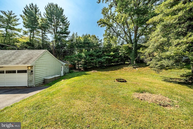 view of yard featuring an outdoor fire pit