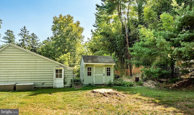 view of yard featuring a storage shed