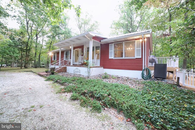 view of front of property featuring covered porch