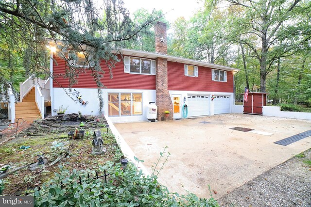 view of front facade with a garage