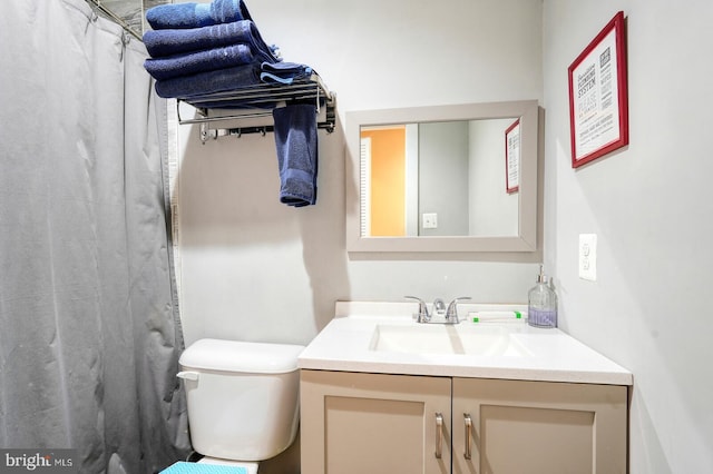 bathroom featuring a shower with curtain, vanity, and toilet