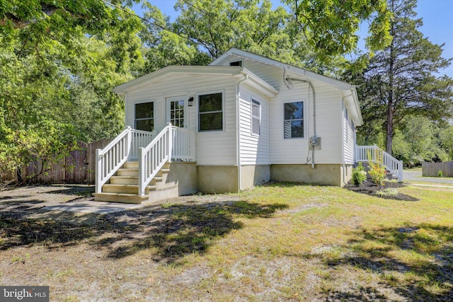 view of front of property with a front lawn