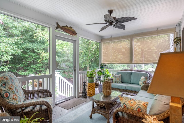 sunroom with ceiling fan