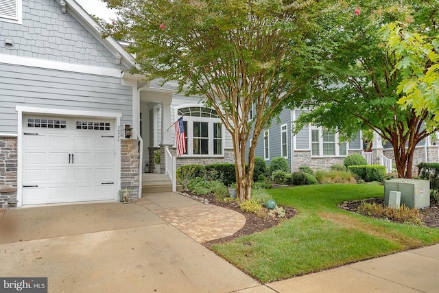 view of front of property with a front yard