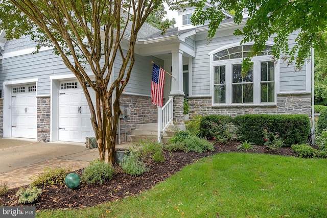 view of front facade with a front yard