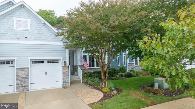 view of front of house featuring a front lawn