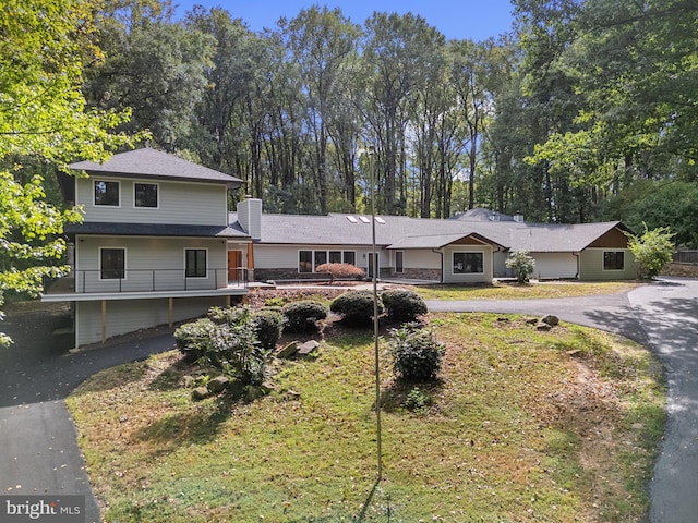 view of front of home with a front lawn