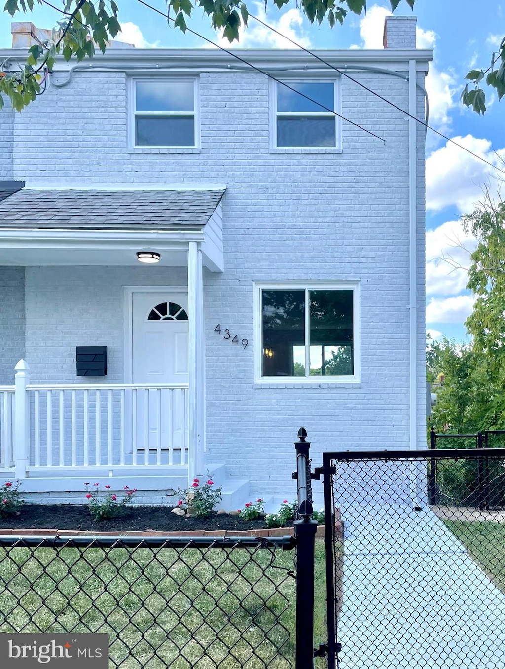 view of front facade with a front lawn and a porch