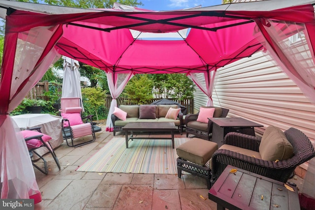 view of patio featuring an outdoor hangout area