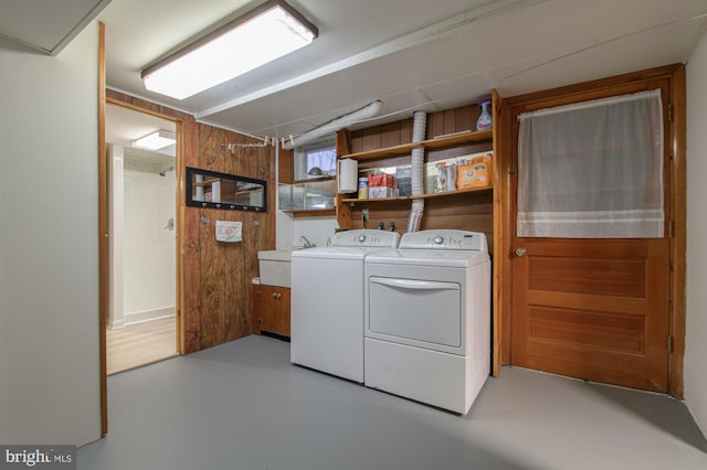 clothes washing area featuring sink and independent washer and dryer