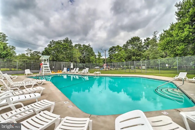 view of swimming pool