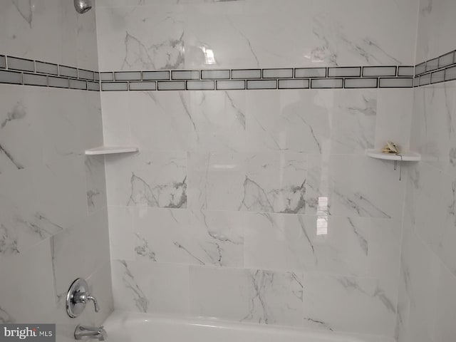 bathroom with tiled shower / bath