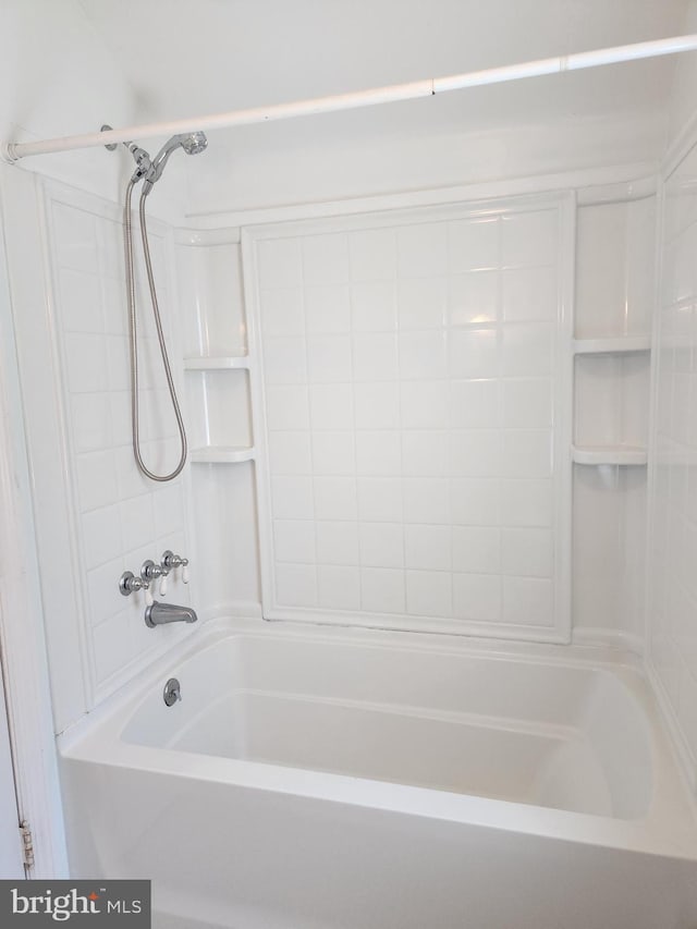 bathroom featuring tiled shower / bath combo