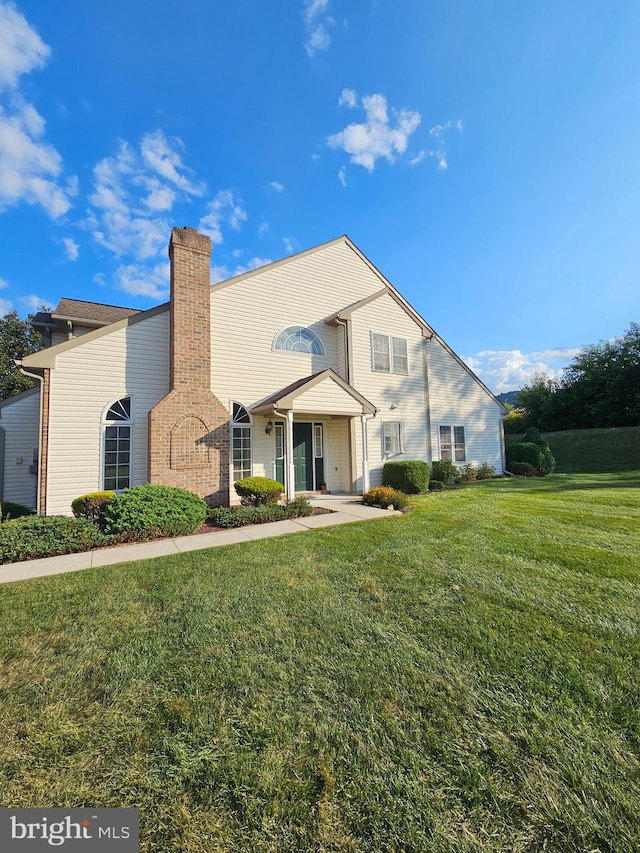 view of front of home featuring a front yard