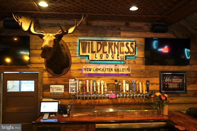 interior details featuring recessed lighting and a dry bar