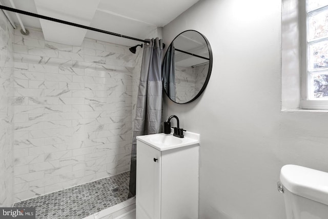 bathroom with vanity, toilet, and curtained shower