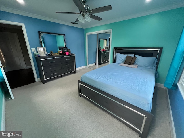 bedroom featuring crown molding, ceiling fan, and a closet