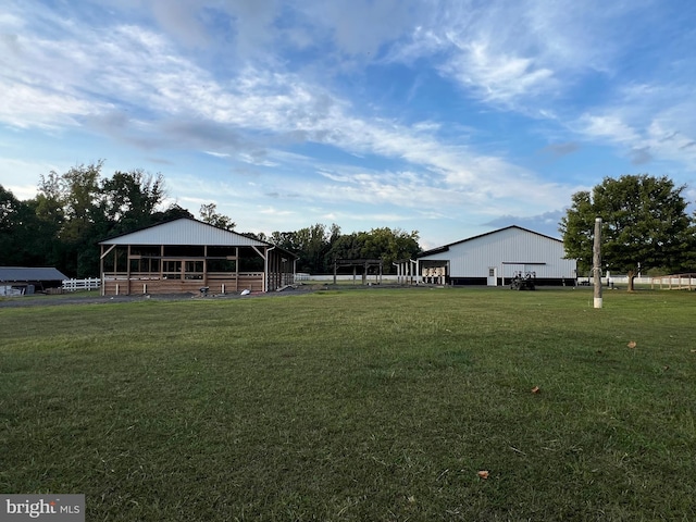 view of yard with an outdoor structure