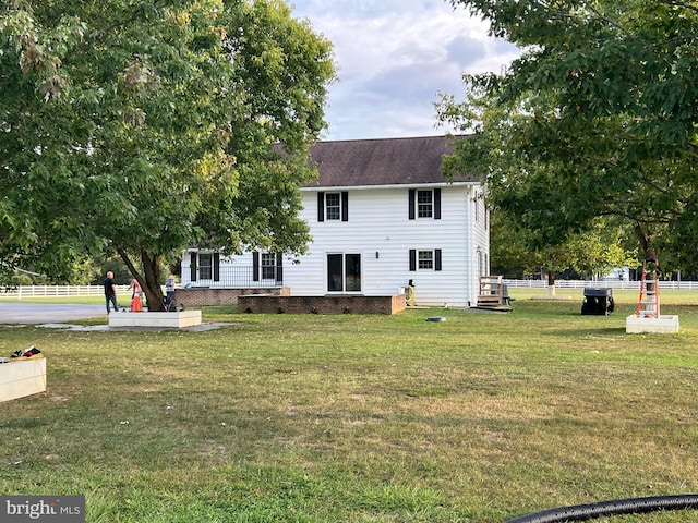 view of front facade with a front lawn