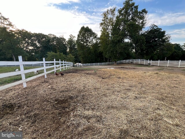 view of yard featuring a rural view