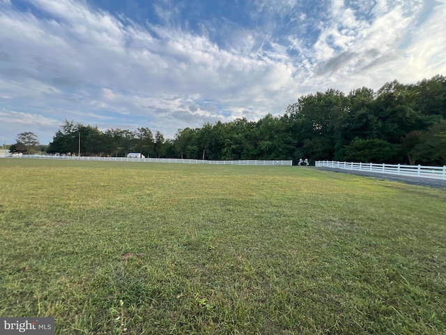 view of yard featuring a rural view