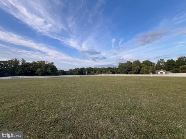 view of yard featuring a rural view