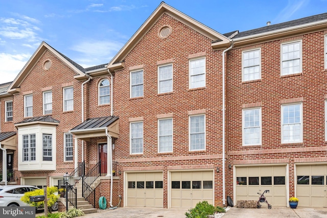 townhome / multi-family property featuring a garage