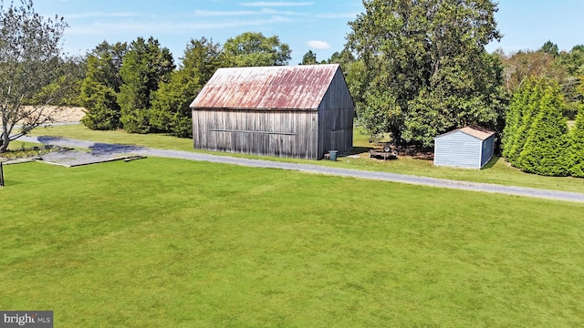 view of yard featuring a storage shed